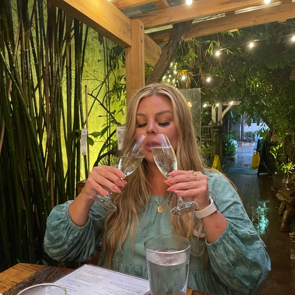 Meet your Posher, Danielle - Picture 3 of 3